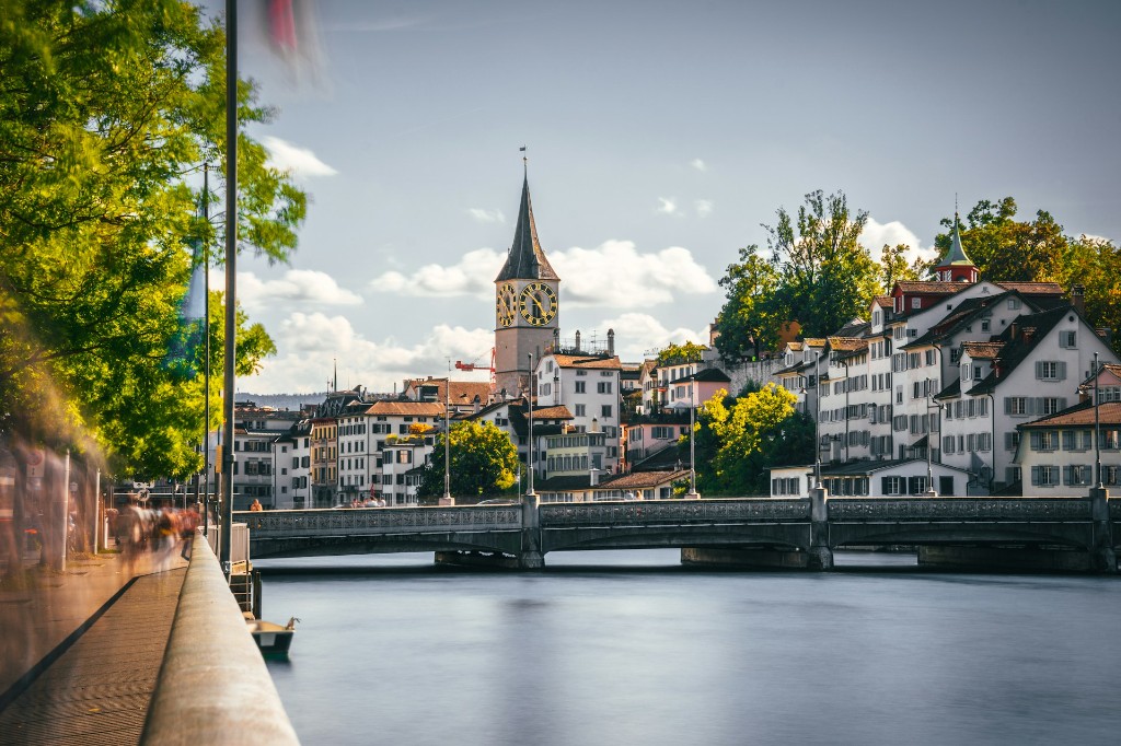 Schweizer Altstadt am Fluss, mit Brücke und Kirchturm